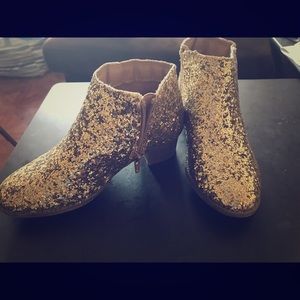 Girl’s Gold Sparkle booties Size 2